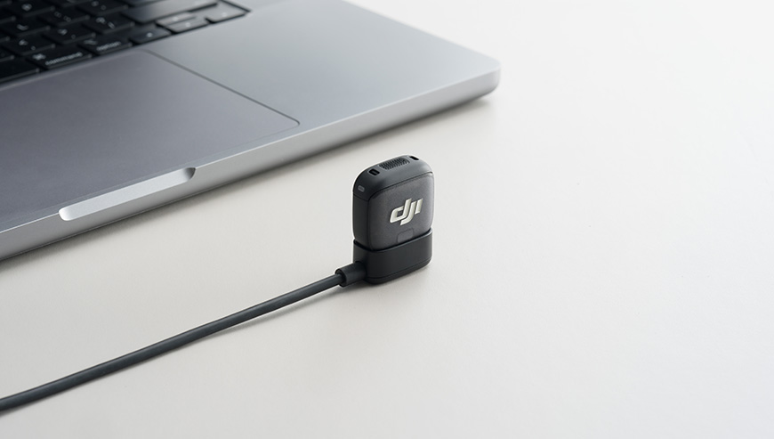 Nadajnik DJI Mic 3 czarny grafika przedstawia nadajnik podpięty do laptopa